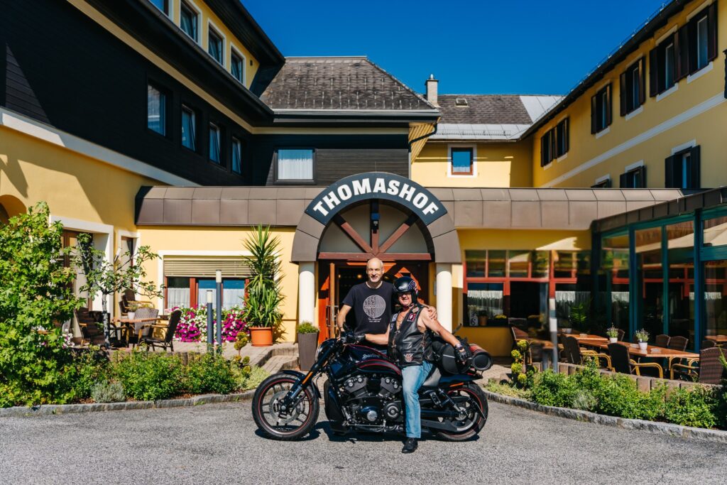 Motorradgäste vor dem motorradfreundlichen Gasthof Thomashof Kärnten